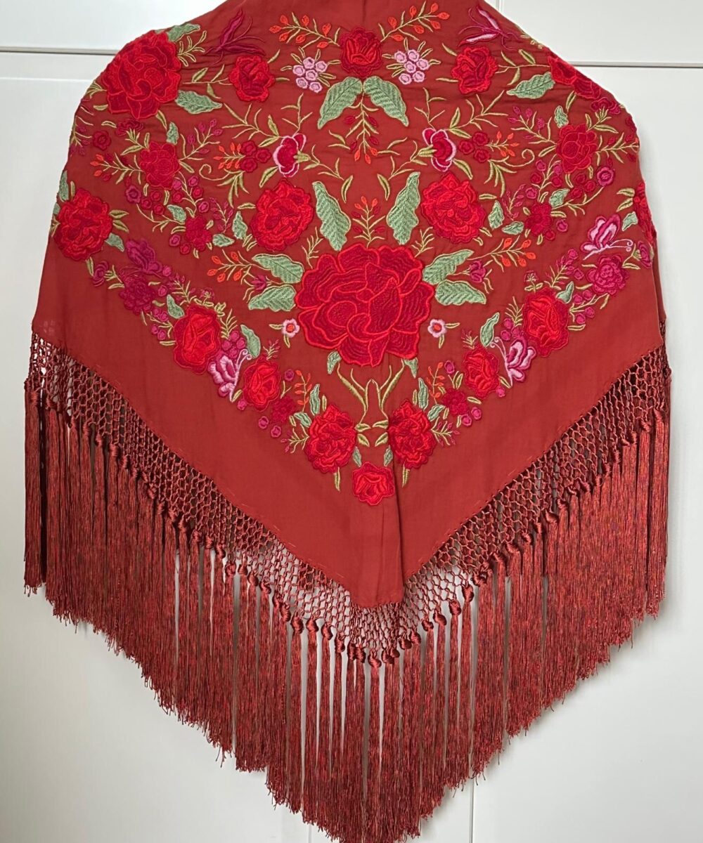 Mantón teja bordado en color