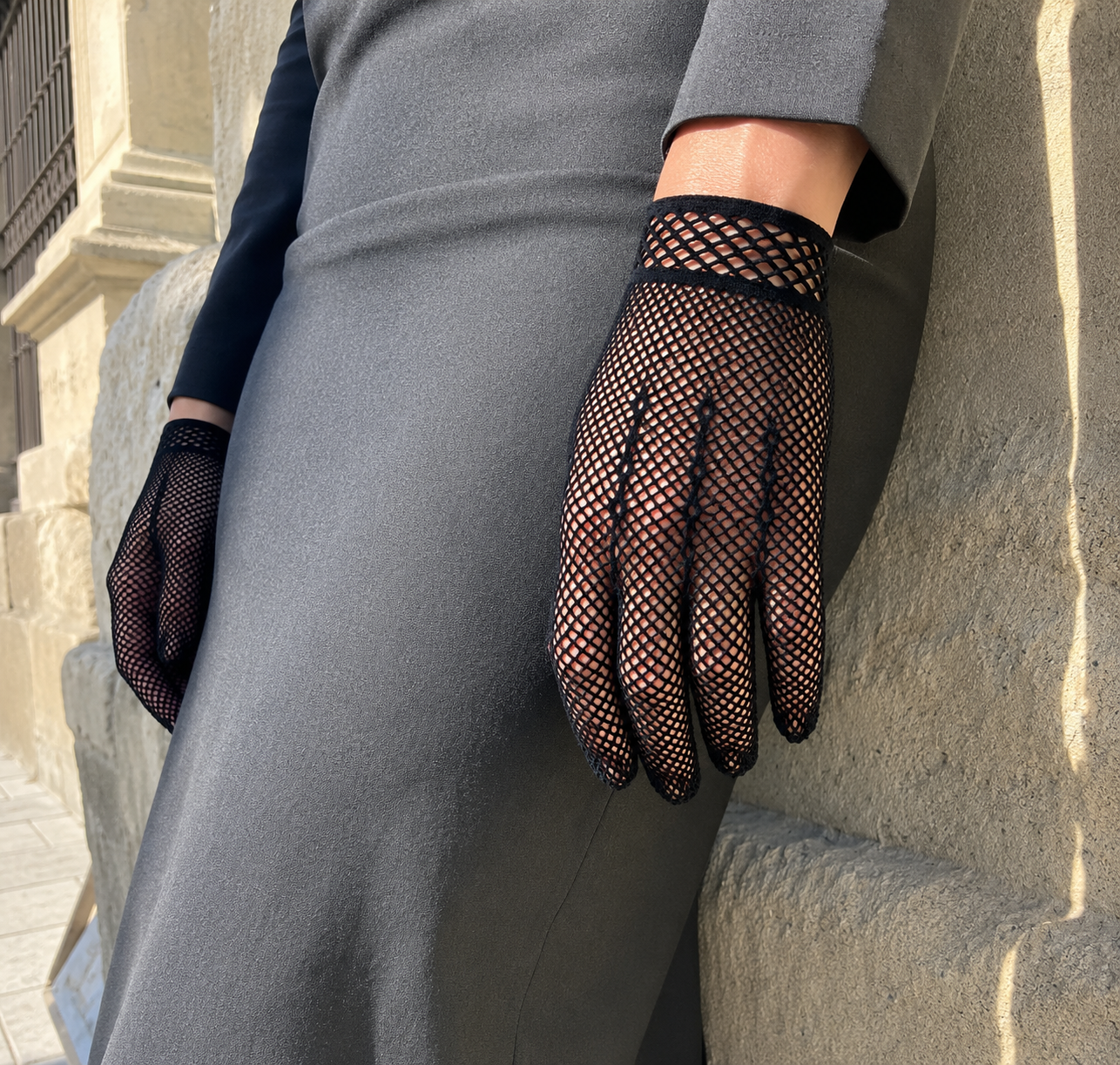 GUANTES NEGROS CALADOS - Imagen 4