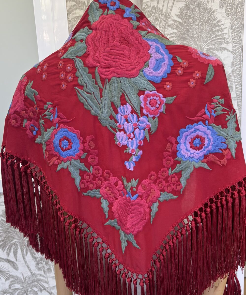 Mantón bordado rojo color