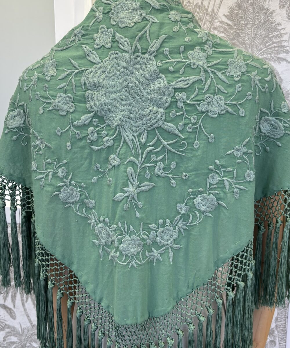 Mantón bordado verde