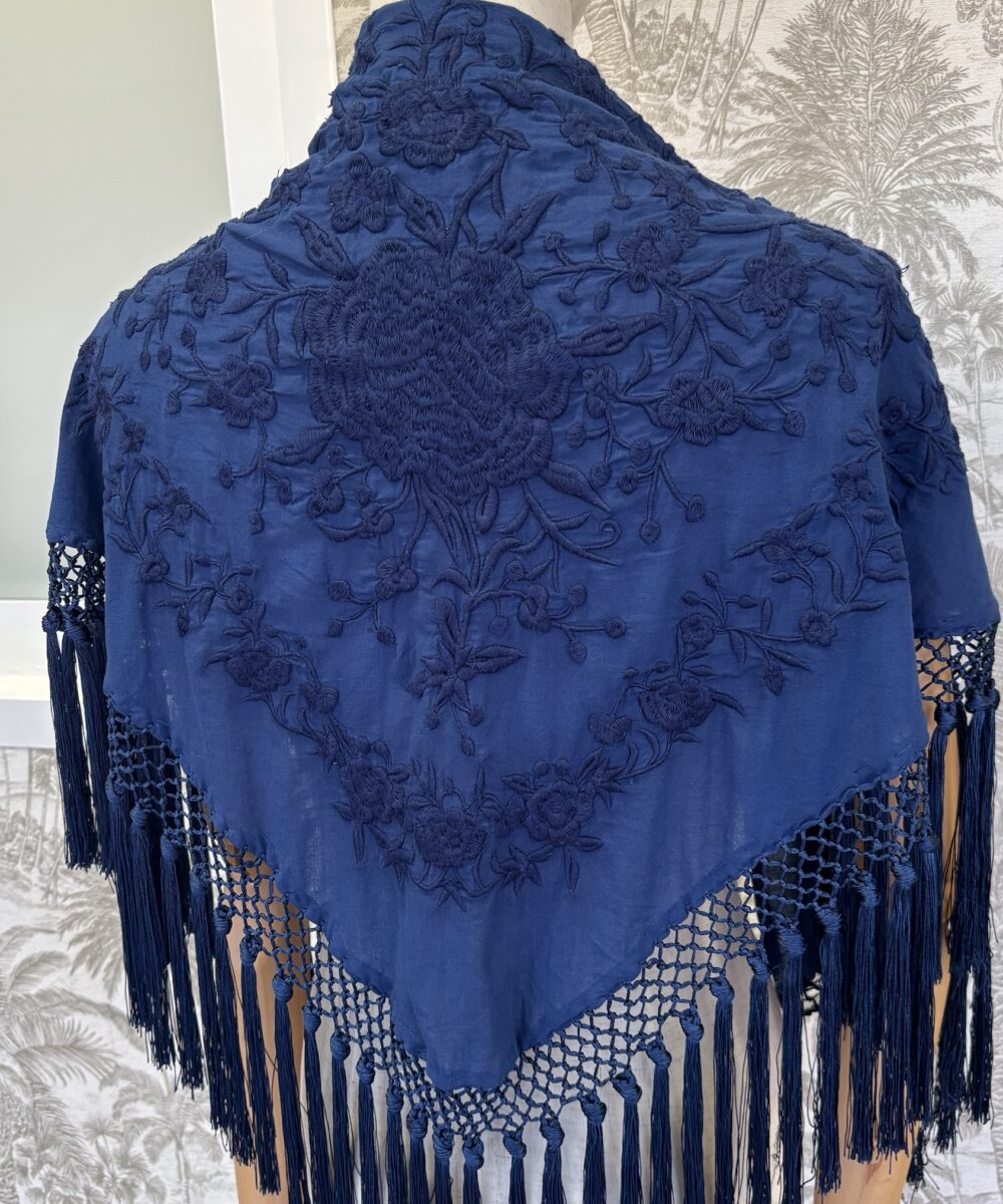 Mantón bordado azul